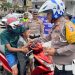 Polisi di Pasaman Berbagi Takjil ke Pengguna Jalan