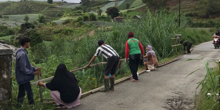 Warga Jorong Rimbo Data Nagari Sungai Nanam Beri Pagar Pembatas Jembatan dengan Kayu