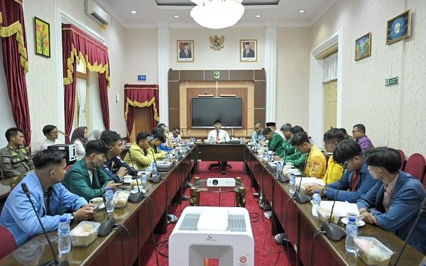Gubernur Sumbar Berdialog dengan Mahasiswa Setelah Aksi Demonstrasi, Menyampaikan Capaian Kinerja dan Rencana Pembangunan