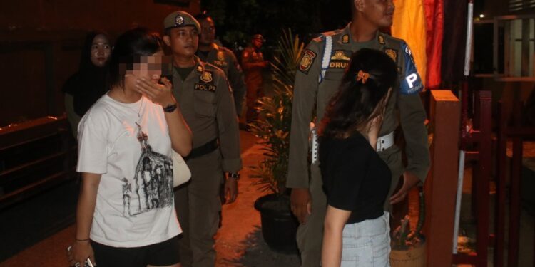 Penangkapan Wanita dan Pasangan Muda-mudi Keluyuran Hingga Larut Malam di Kota Padang