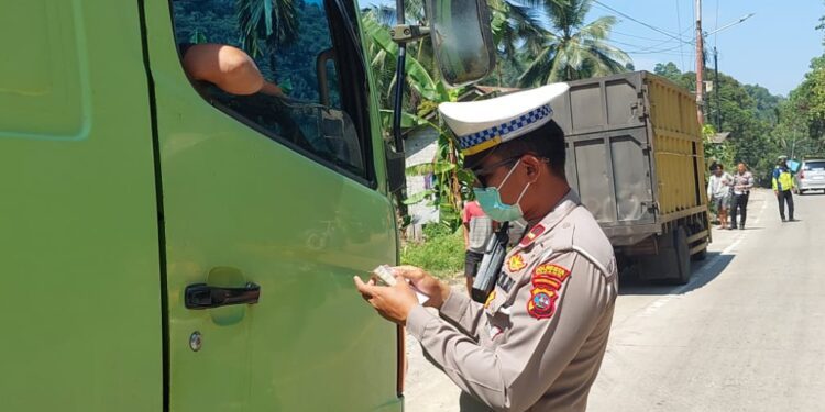 Polisi Tangkap Pencuri Handphone di Pasaman Barat, Tersangka Tertangkap di Rumahnya