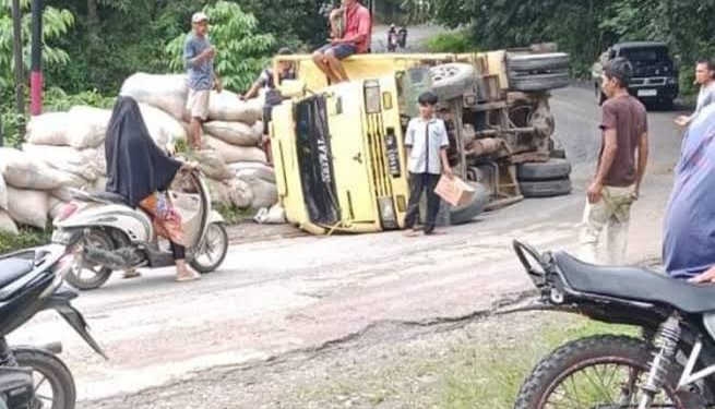 Truk Muatan Sekam Padi Terguling di Jalur Payakumbuh-Lintau