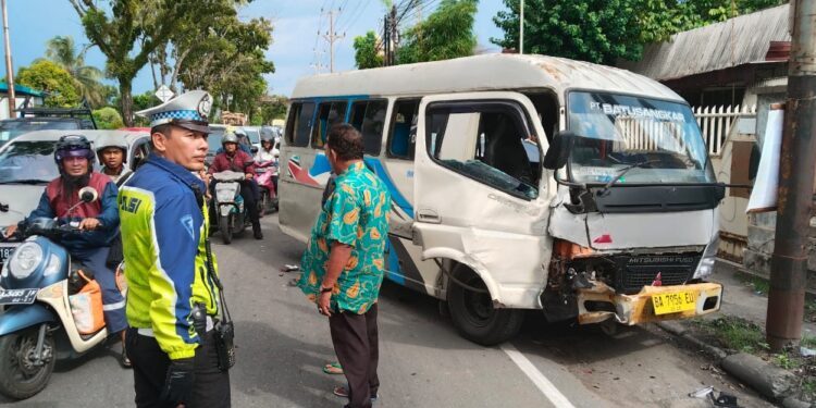 Empat Kendaraan Terlibat dalam Kecelakaan Beruntun di Padang, Korban Selamat