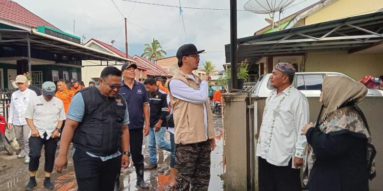 Wako Bukittinggi Tinjau Lokasi Banjir, Mobil Warga Terjebak di Bagasi Rumah