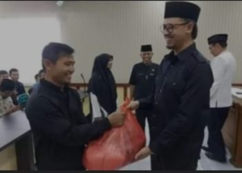245 Guru PAI di Bukittinggi Terima Paket Sembako Lebaran dari Pemko