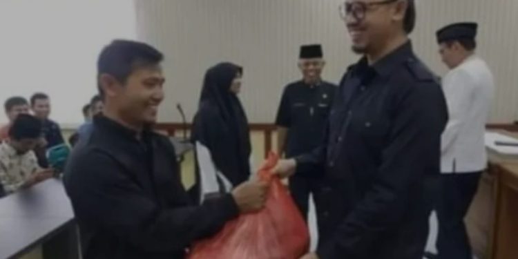 245 Guru PAI di Bukittinggi Terima Paket Sembako Lebaran dari Pemko