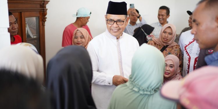 Bupati Tunaikan Zakat di Singkarak