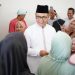 Bupati Tunaikan Zakat di Singkarak