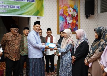 Baznas Kabupaten Solok Salurkan Zakat Bersama Bupati