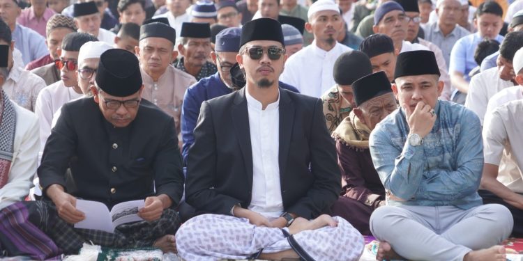 Antusiasme Tinggi Warga Bukittinggi Ikuti Shalat Idul Fitri 1445 H di Lapangan Wirabraja