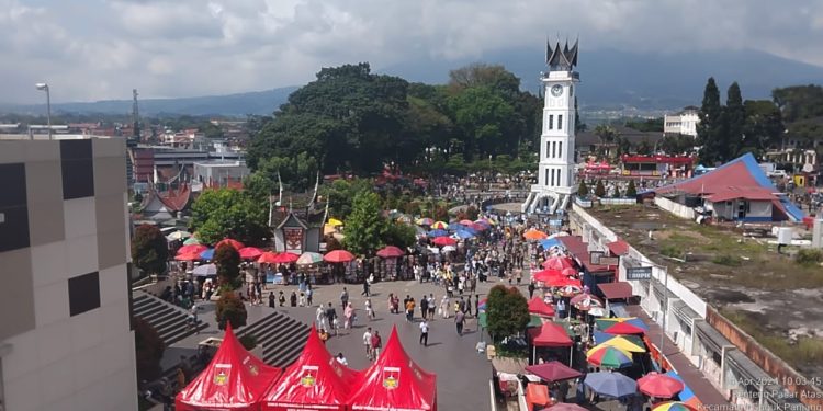 Tiga Wisatawan Asing Terpesona dengan Keindahan Bukittinggi