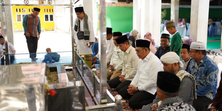 Sumbang Rp15 Juta, Bupati Solok Ziarahi Makam Pondok Pesantren Nurul Yaqin di Padang Pariaman