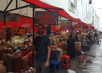 Keripik Sanjai Balado Bukittinggi Memukau Wisatawan Swiss di Pasar Atas