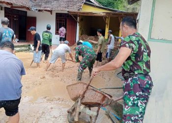 Babinsa dan Bhabinkamtibmas Dompyong: Pilar Kekuatan Gotong Royong di Tengah Bencana Alam