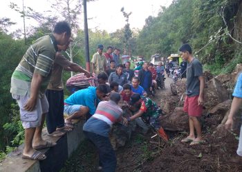 Upaya Tanggap Bencana, Koramil 0801/03 Arjosari Bantu Atasi Tebing Longsor.