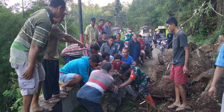 Upaya Tanggap Bencana, Koramil 0801/03 Arjosari Bantu Atasi Tebing Longsor.