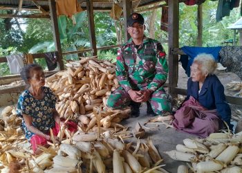 Berikan Bantuan Kepada Masyarakat, Pos Inbate Satgas Yonkav 6/Naga Karimata Bantu Kelompok Tani