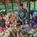 Berikan Bantuan Kepada Masyarakat, Pos Inbate Satgas Yonkav 6/Naga Karimata Bantu Kelompok Tani