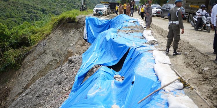 Sering Longsor, Jalan Nasional di Solok Ternyata Tanpa Drainase