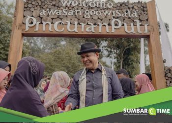 Bupati Solok saat berada di Kawasan Geowisata Pincuran Puti. Tempat tersebut merupakan salah satu objek wisata yang berada di Nagari Talang Babungo.