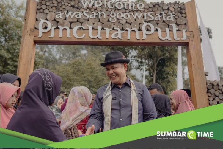 Bupati Solok saat berada di Kawasan Geowisata Pincuran Puti. Tempat tersebut merupakan salah satu objek wisata yang berada di Nagari Talang Babungo.