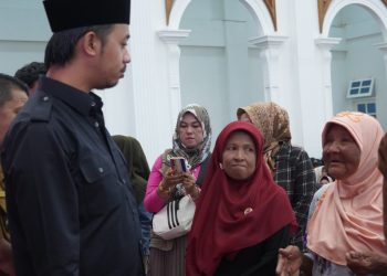 Walikota Kembali Serahkan Bantuan Tambahan PKH dan Sembako Triwulan ll di Bukittinggi