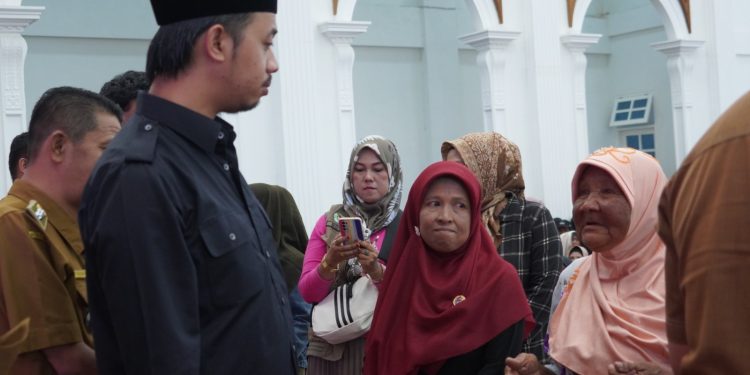 Walikota Kembali Serahkan Bantuan Tambahan PKH dan Sembako Triwulan ll di Bukittinggi