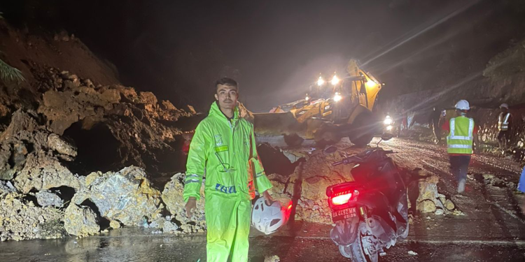 Longsor di Sitinjau Lauik Padang Menyebabkan Kemacetan Parah