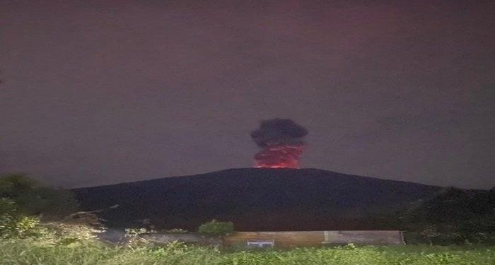 Longsor di Sitinjau Lauik Padang Menyebabkan Kemacetan Parah
