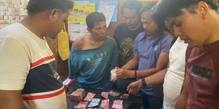 Massa Aksi di Padang Minta Penyelesaian Cepat Kasus Rekayasa Pencurian di Klinik dr. Richard Lee