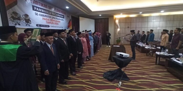Pelantikan Panwaslu Kecamatan di Lima Puluh Kota untuk Pemilu 2024