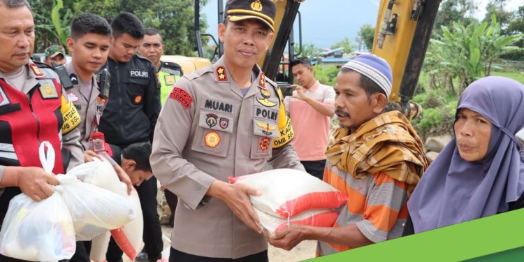 Polisi di Solok Lakukan Baksos dan Pembagian Makanan