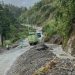 Ruas jalan nasional yang rusak akibat longsor dan tidak adanya saluran air di Aie Dingin.