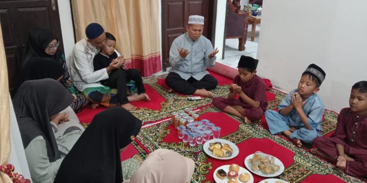 Kapolres Solok Makan Bersama Anak Yatim di Rumah Dinas