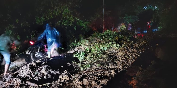 Sempat Tertutup Longsor, Jalur ke Hiliran Gumanti Kabupaten Solok Sudah Bisa Dilalui Kembali