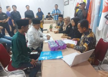 Ferizal Ridwan-Dedi Henidal Serahkan Dukungan Independen ke KPU Limapuluh Kota