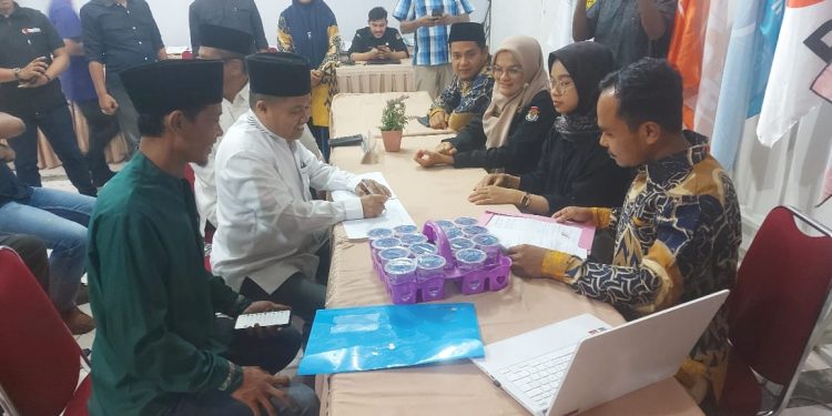 Ferizal Ridwan-Dedi Henidal Serahkan Dukungan Independen ke KPU Limapuluh Kota