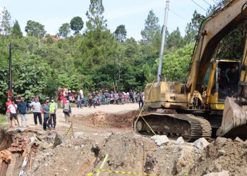 Soal Jalan Putus di Surian, Kapolres Solok : Jalur Masih Buka Tutup dan Alat Sedang Bekerja