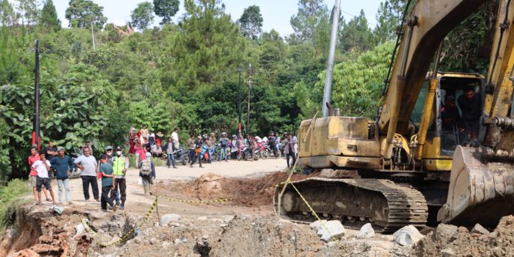 Soal Jalan Putus di Surian, Kapolres Solok : Jalur Masih Buka Tutup dan Alat Sedang Bekerja