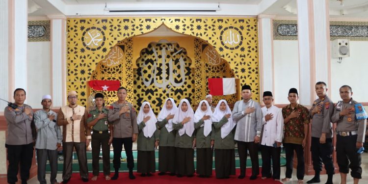 Kapolres Solok Serahkan Uang Saku Pada Kaum Dhuafa dari Mentawai