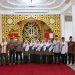 Kapolres Solok Serahkan Uang Saku Pada Kaum Dhuafa dari Mentawai