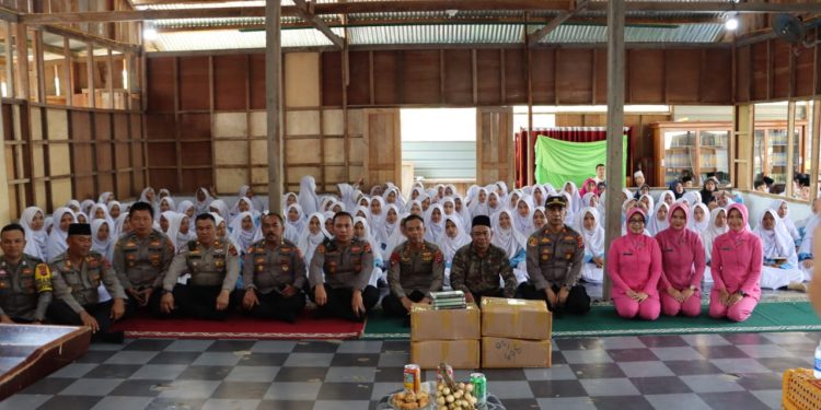 Kapolres Solok Bersama Jajaran Beri bantuan Rp. 5 Juta pada Pondok Pesantren Darul Tauhid
