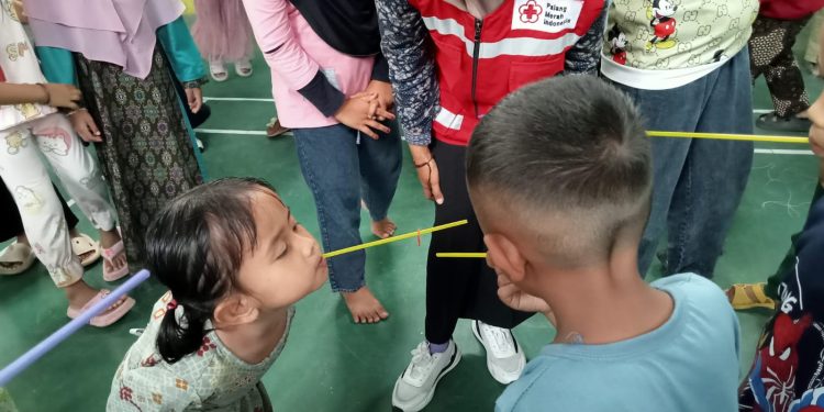 Tanah Datar: PMI Lakukan Trauma Healing untuk Anak-anak Korban Bencana