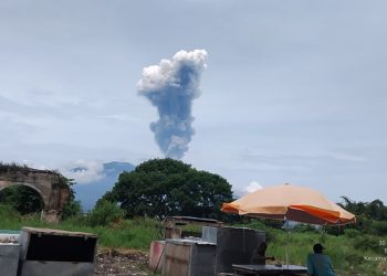 Kolom Abu Setinggi 2.000 Meter, Erupsi Gunung Marapi Disertai Dentuman Keras