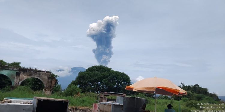 Kolom Abu Setinggi 2.000 Meter, Erupsi Gunung Marapi Disertai Dentuman Keras