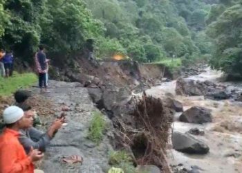 Akses Jalan Padang-Bukittinggi Terputus Akibat Longsor di Lembah Anai