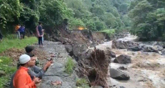 Akses Jalan Padang-Bukittinggi Terputus Akibat Longsor di Lembah Anai