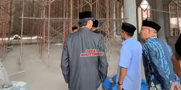 Wali Kota Bukittinggi Serahkan Dana Hibah Rp 5 Miliar untuk Pembangunan Masjid Jami’ Mandiangin