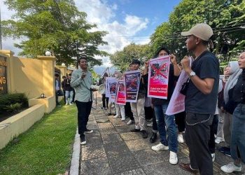 Massa Aksi di Padang Minta Penyelesaian Cepat Kasus Rekayasa Pencurian di Klinik dr. Richard Lee