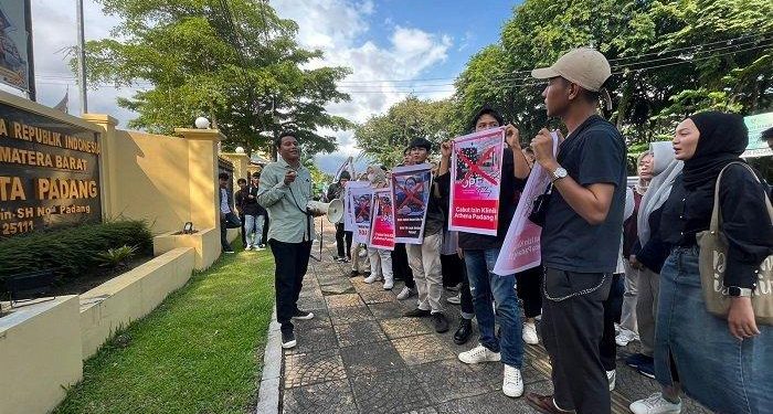 Massa Aksi di Padang Minta Penyelesaian Cepat Kasus Rekayasa Pencurian di Klinik dr. Richard Lee
